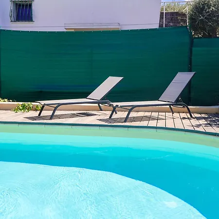 Les Hirondelles 度假居 *